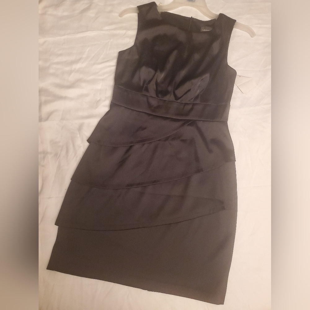 Dresses - Picture 2 of 3